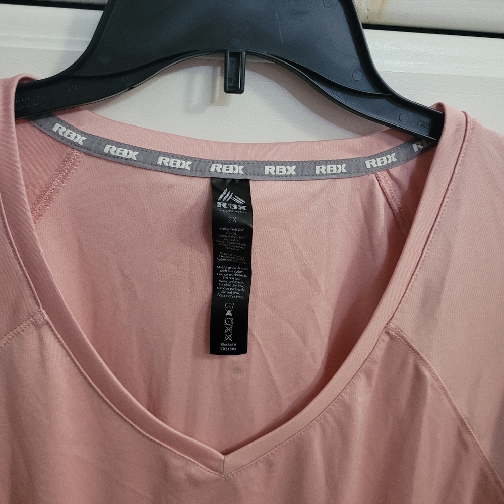 Workout top - Picture 2 of 4